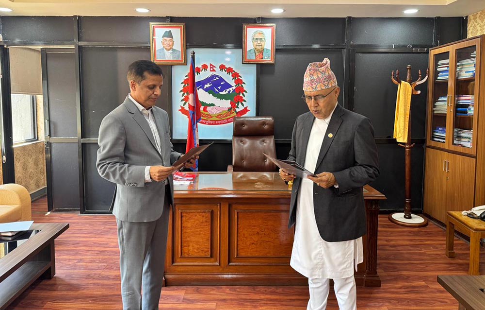 अर्थमन्त्री खनालसँग बीमा प्राधिकरणका नवनियुक्त अध्यक्ष शर्माले लिए शपथ