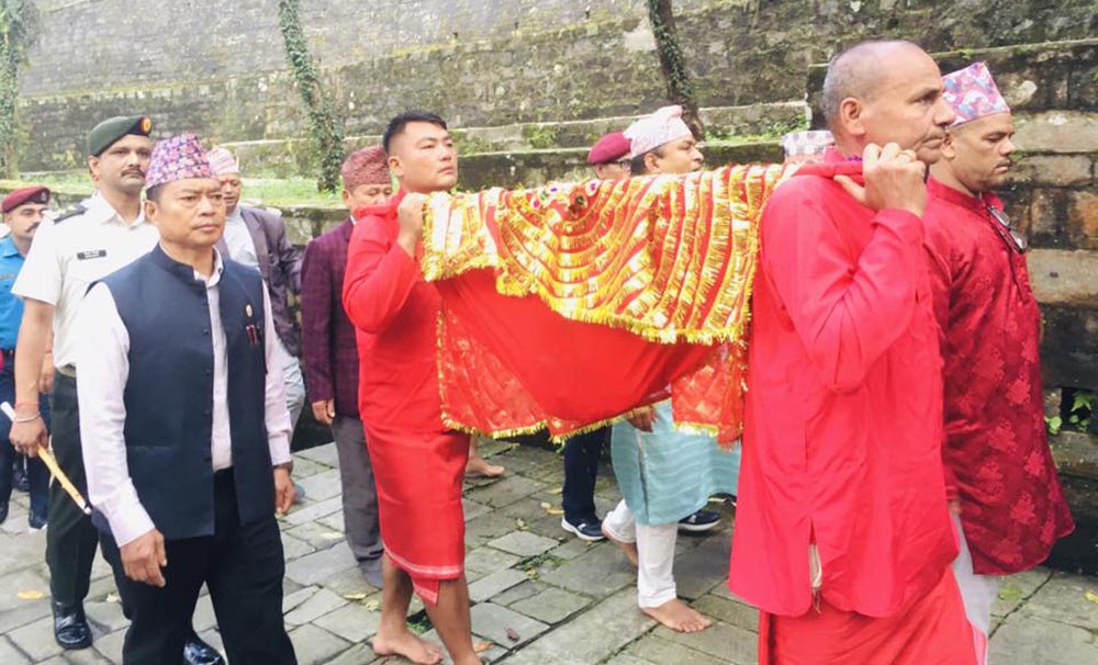 गोरखा दरबारको दसैँघरबाट फूलपातीसहितको डोली हनुमान ढोका पठाइयो