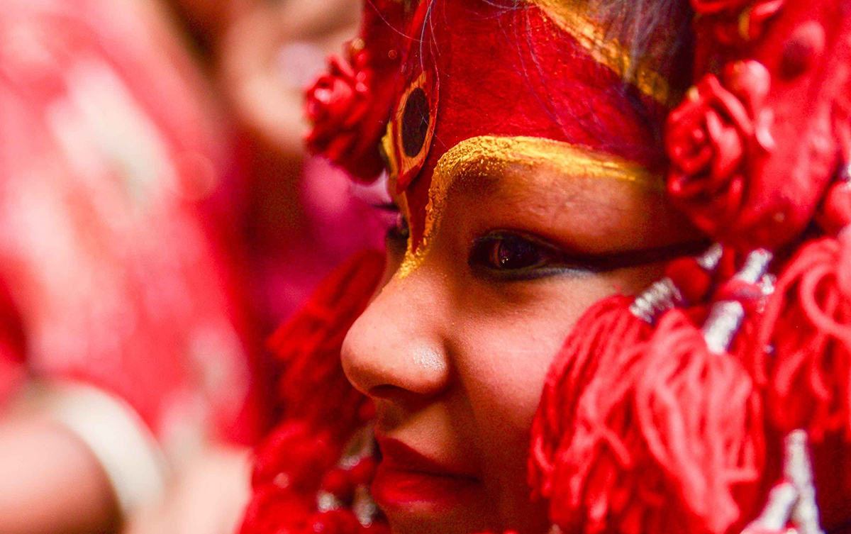 कुमारी आर्यताराले सर्वसाधारणलाई दशैंको टिका लगाइदिने