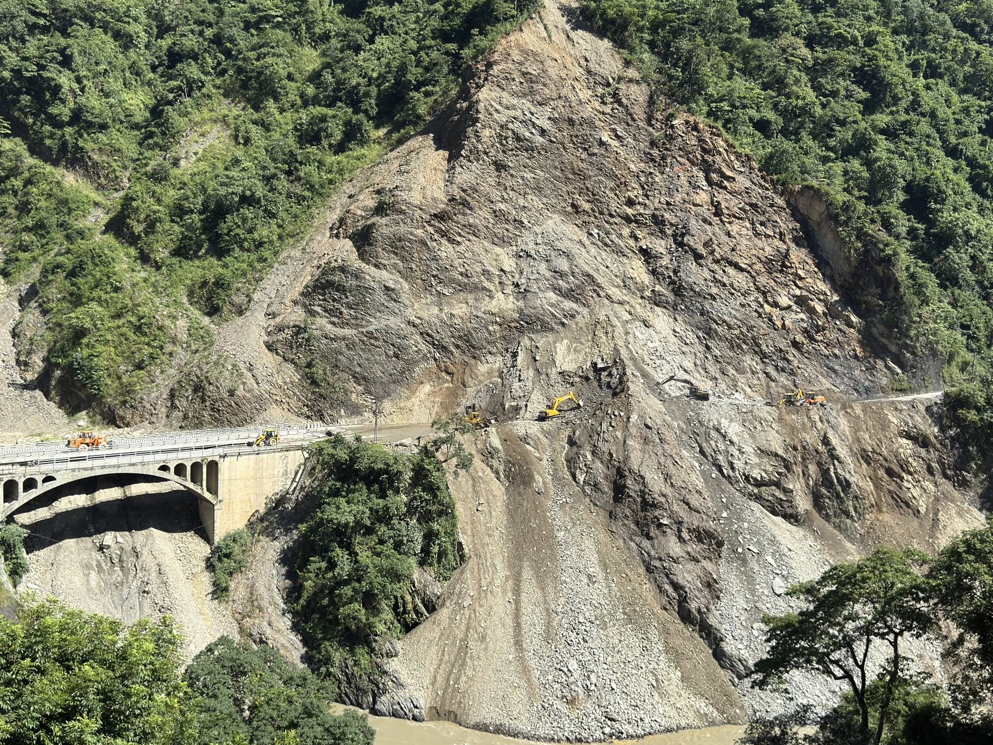 तुइन खोलाको पहिरो आज रातिसम्ममा पन्छाइ सकिने
