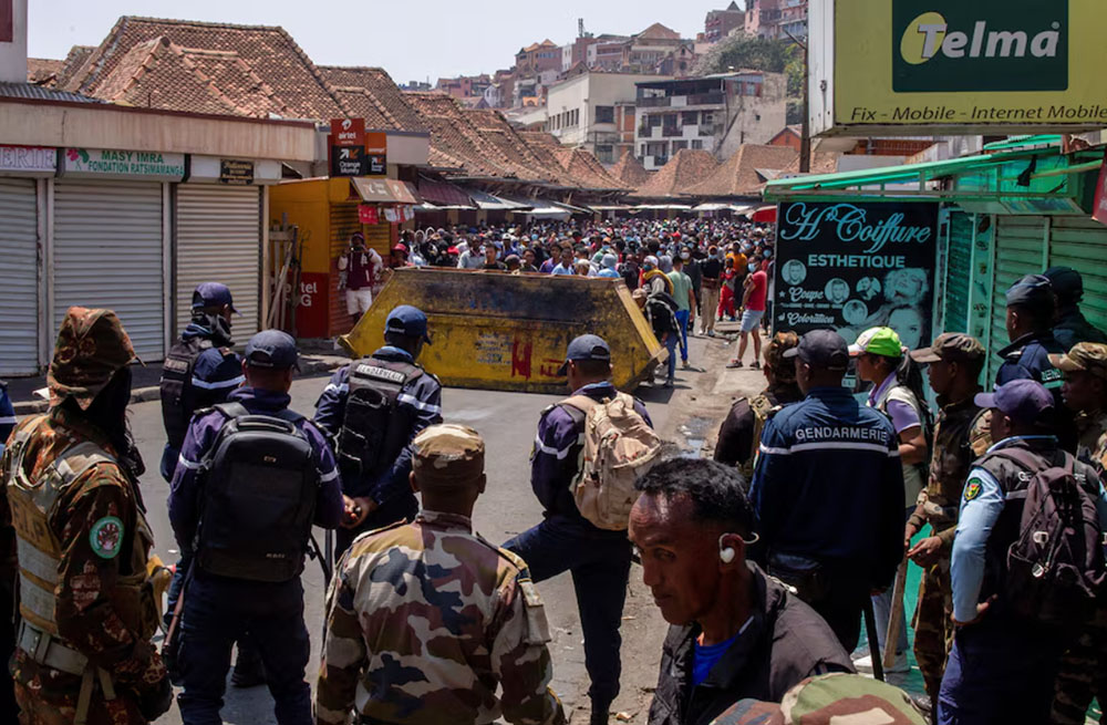 मेडागास्करमा जेनजी आन्दोलन, सरकार विघटन