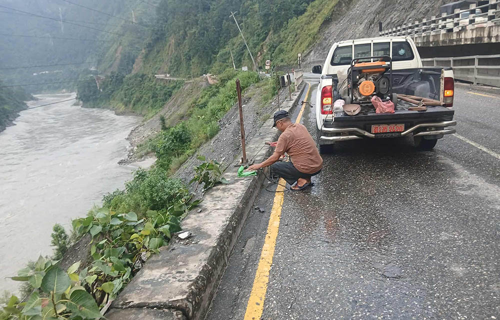 नारायणगढ–मुग्लिन सडकको नाम्सी पुलको फलामे रेलिङ चोरी