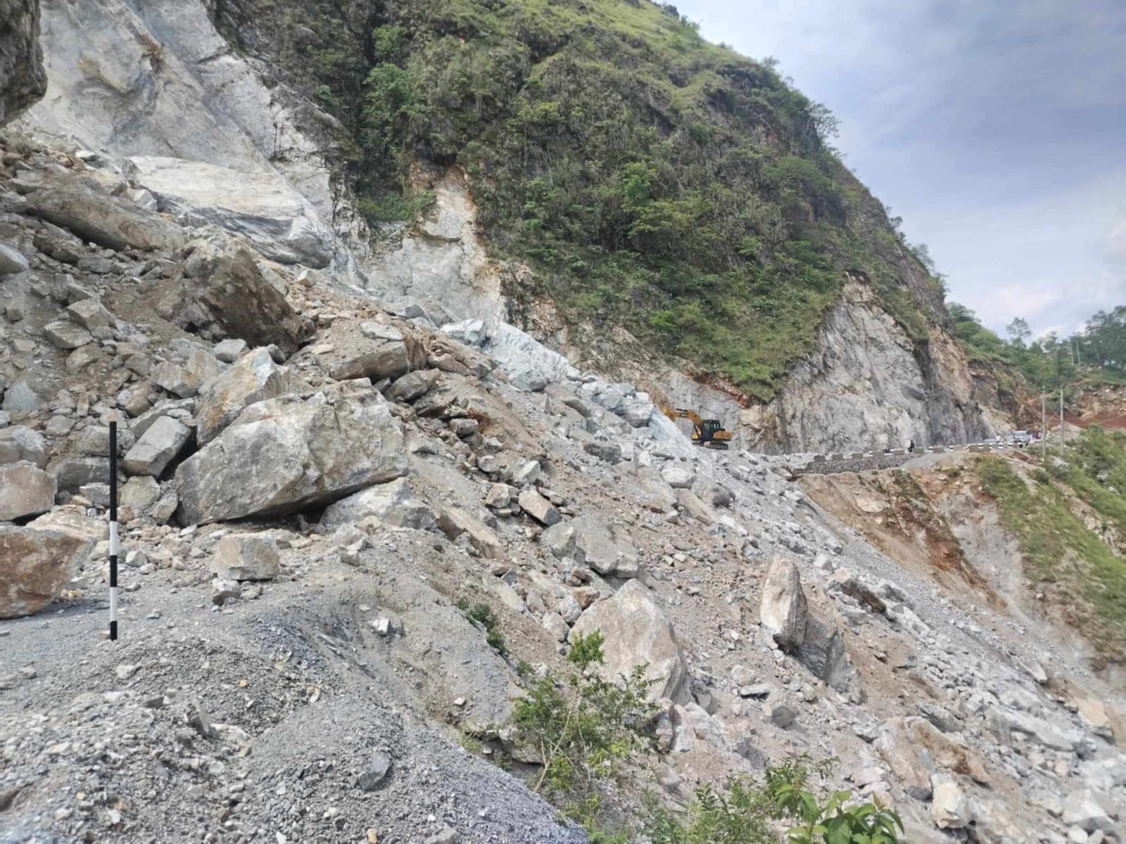 पहिरो जाँदा कालीगण्डकी करिडोर सडक अवरुद्ध