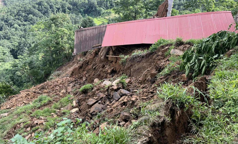 पहिरोले छ घर भत्किए, दश घर उच्च जोखिममा