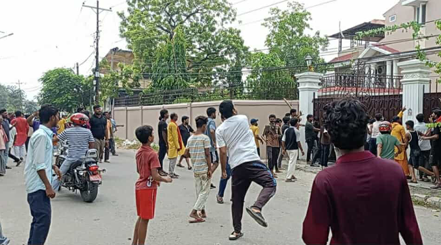 एमाले नेता रघुवीर महासेठको घरमा ढुंगामुढा