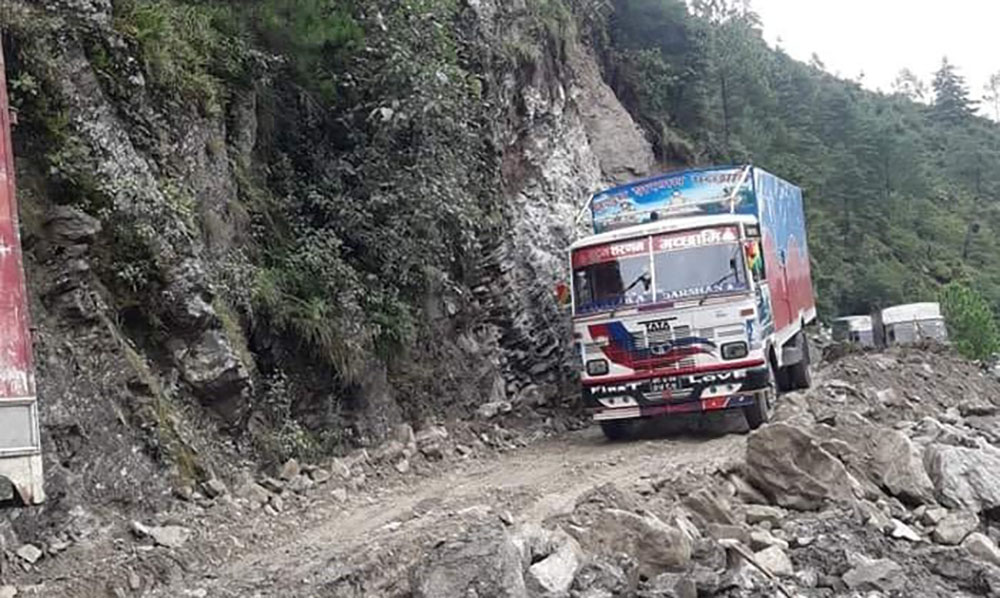 रसुवाको पासाङ ल्हामु सडकखण्डमा ठुला सवारी बन्द