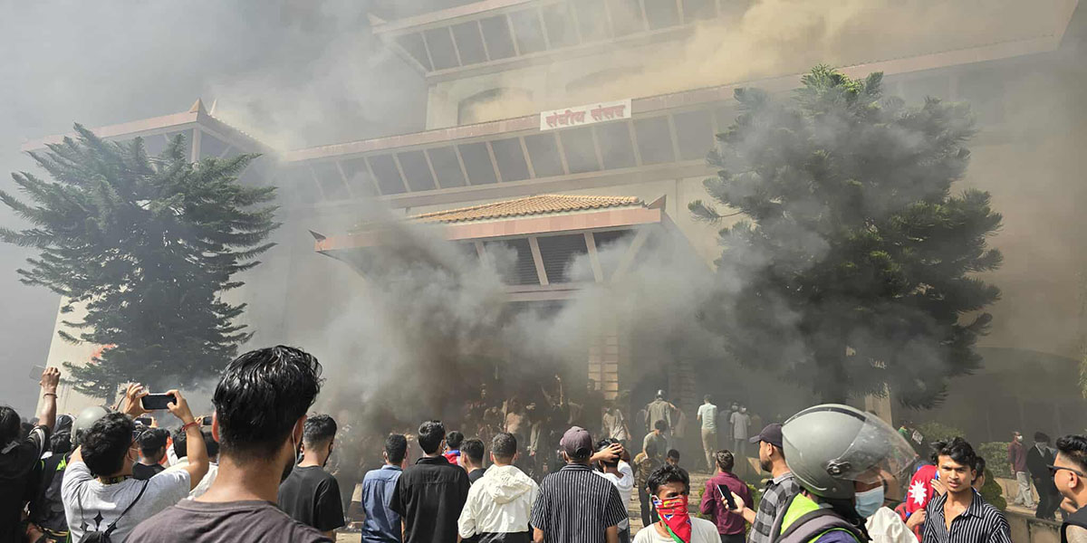 प्रदर्शनकारीले जलाए संसद् भवन