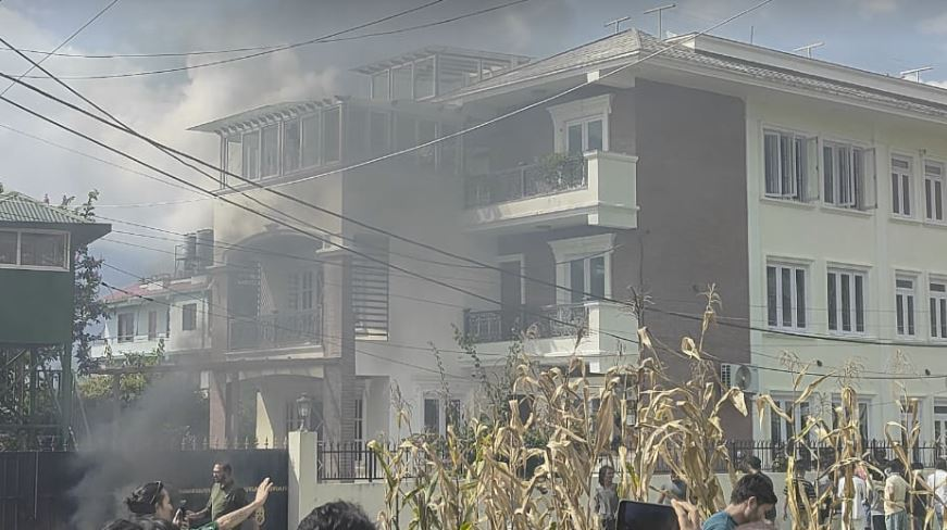 आन्दोलनकारीले पूर्वराष्ट्रपतिको घरमा लगाए आगो