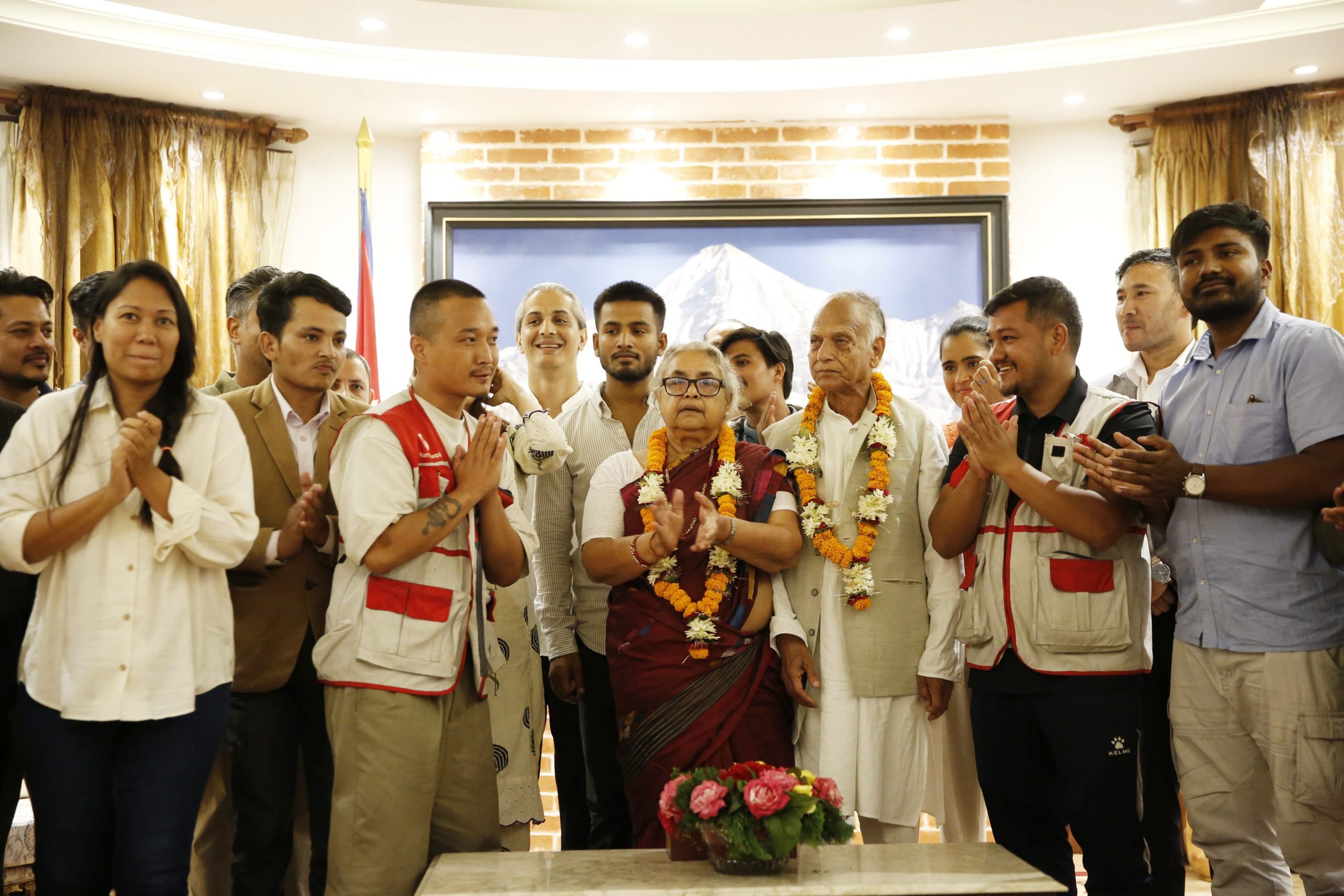 प्रधानमन्त्री कार्की जेनजी आन्दोलनका घाइतेहरूलाई भेट्न अस्पताल जाँदै