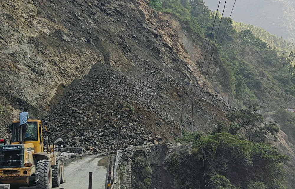 तुईन खोलाको पहिरो हटाउन शुरु