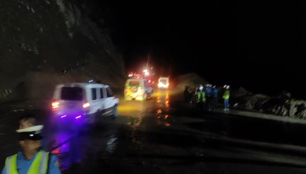 मुग्लिन नारायणगढ सडक करिब ५४ घण्टापछि दुइतर्फी सञ्चालन