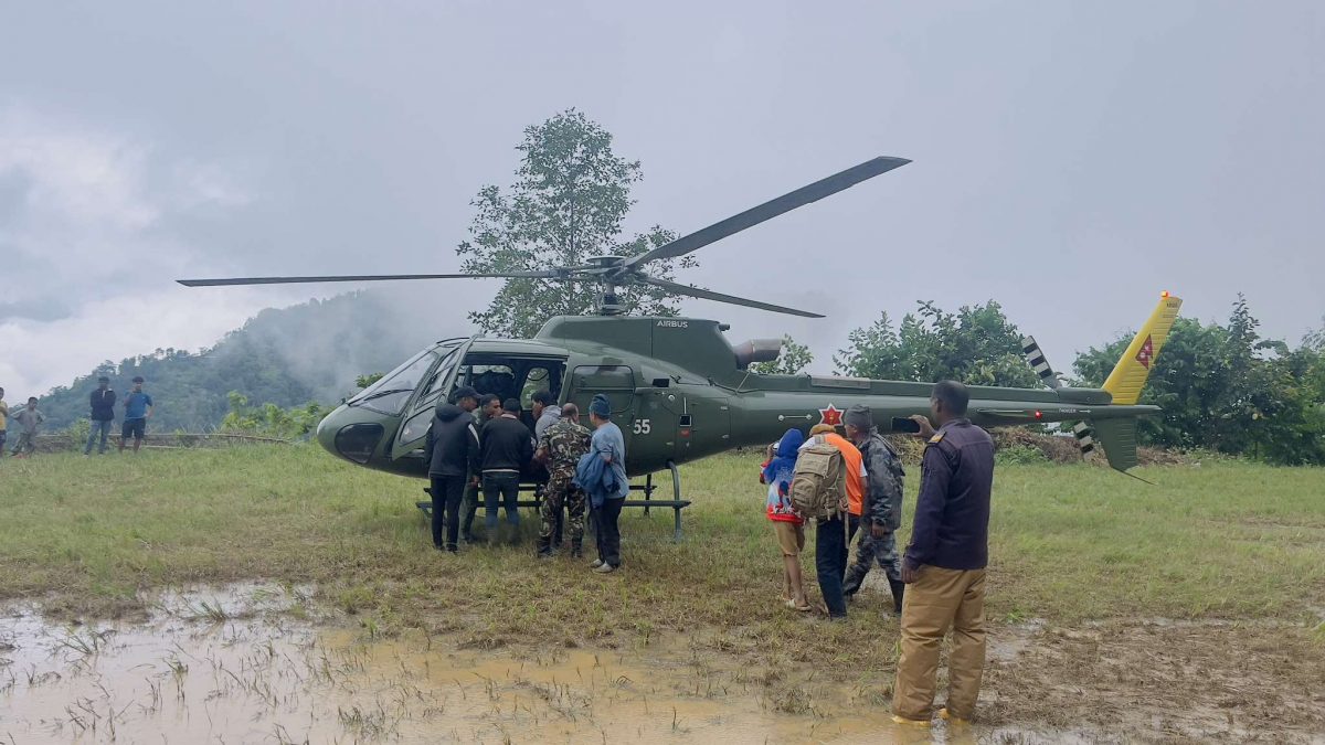 इलाममा बाढीपहिरोमा परी घाइते भएकाहरूलाई नेपाली सेनाको हेलिकप्टरबाट उद्धार
