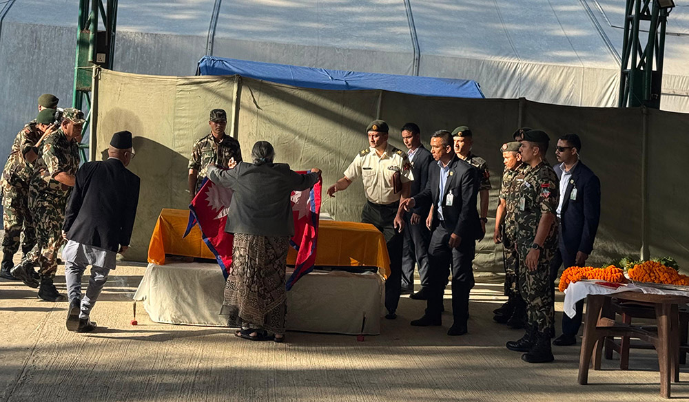 प्रधानमन्त्री कार्कीले विपीनको शवमा राष्ट्रिय झण्डा ओढाएर दिइन् श्रद्धाञ्जली