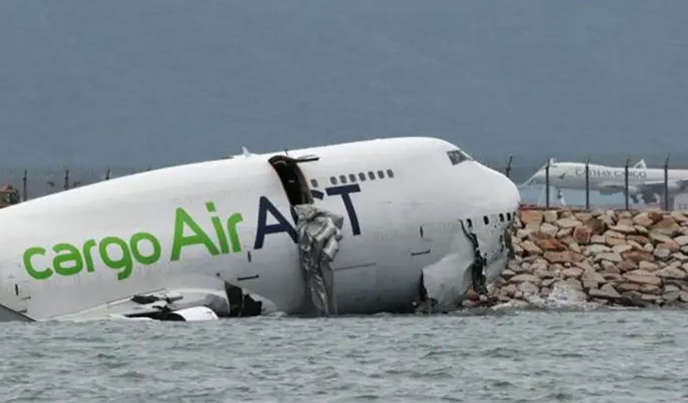 हङकङमा विमान दुर्घटना, रनवेबाट चिप्लिएर समुद्रमा खस्यो