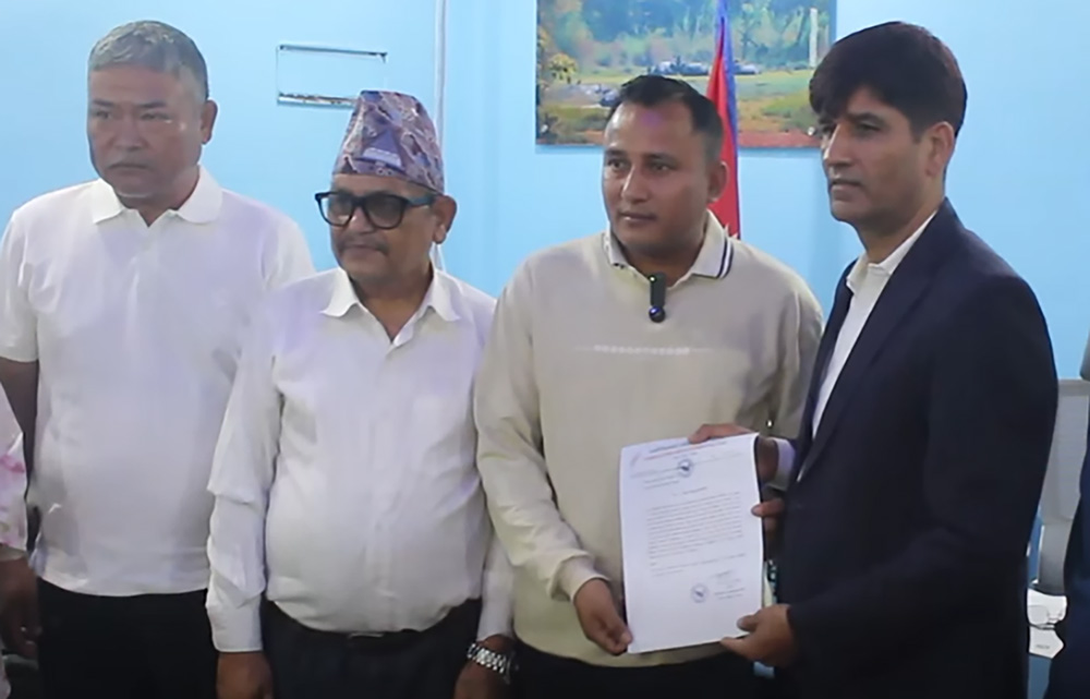 प्लास्टिकका फूलमाला रोक्न प्रशासनलाई चितवनका पुष्प व्यवसायीको आग्रह