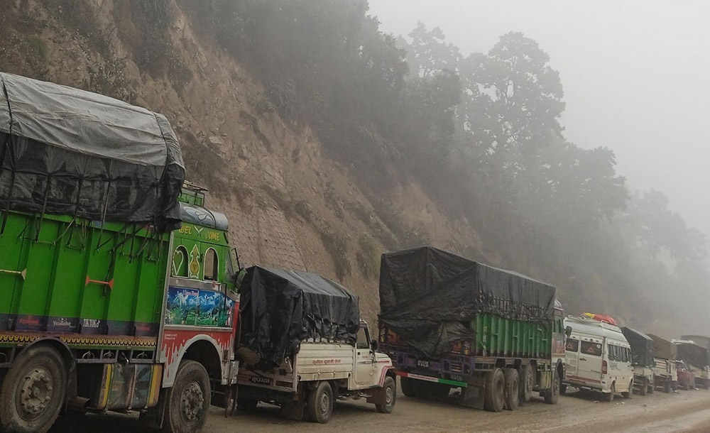 पहिरोले यी राजमार्ग छन् अवरुद्ध