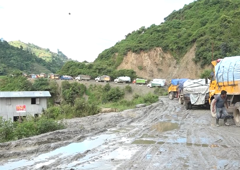 बन्चरेडाँडामा फोहोर फाल्न अवरोध, घरबाट निस्कने फोहोर कम्पाउण्डभित्रै राख्न महानगरको आग्रह