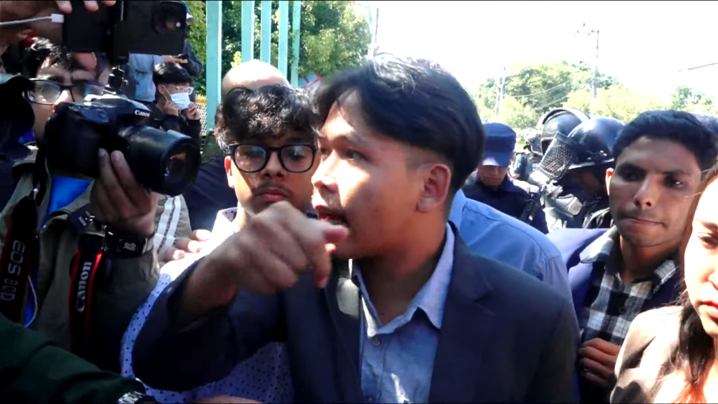 शीतल निवास अगाडि जेनजी युवाको नाराबाजी