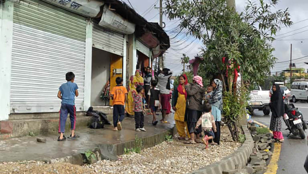 मौसम सफा भएसँगै काठमाडौंका विद्यालयमा आश्रय लिएका प्रभावितहरू घर फर्किंदै