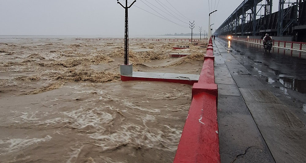सप्तकोशीमा पानीको बहाव बढ्दै, ब्यारेजका १६ ढोका खोलिए