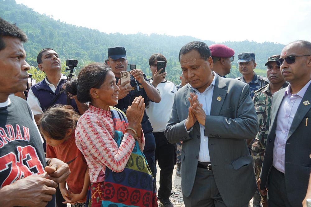 मन्त्री कुलमान घिसिङबाट विपद संकटग्रस्त क्षेत्र ईलामको स्थलगत निरीक्षण