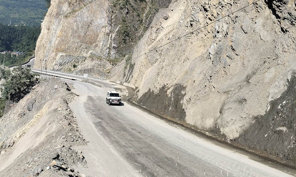 मुग्लिन नारायणगढ सडकमा पहिरोको उच्च जोखिम भएका स्थानमा सवारीसाधन नरोक्न आग्रह