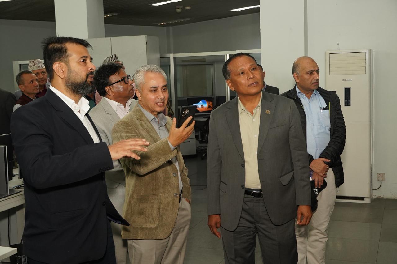 लक्ष्मीपूजाको दिन प्राधिकरणको स्यूचाटारस्थित प्रेषण केन्द्रको नियन्त्रण कक्षमा ऊर्जामन्त्री घिसिङ