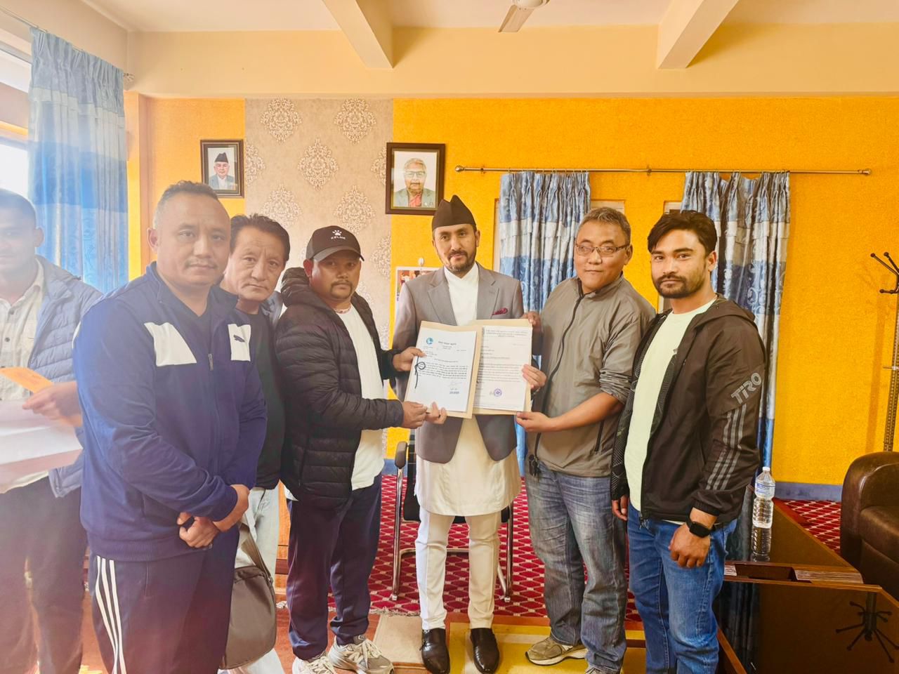 हुम्ला र मनाङको दुर्गम क्षेत्रमा दूरसञ्चारको पहुँच पुर्याउन सञ्चारमन्त्रीसमक्ष अनुरोध