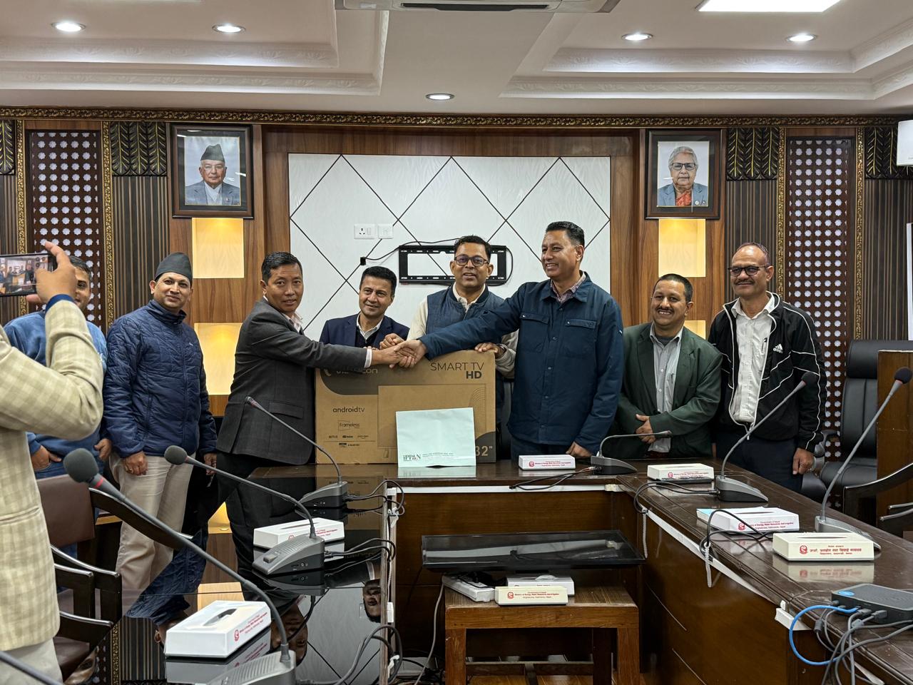 ऊर्जा मन्त्रालयलाई इप्पानले दियो चार थान टेलिभिजन