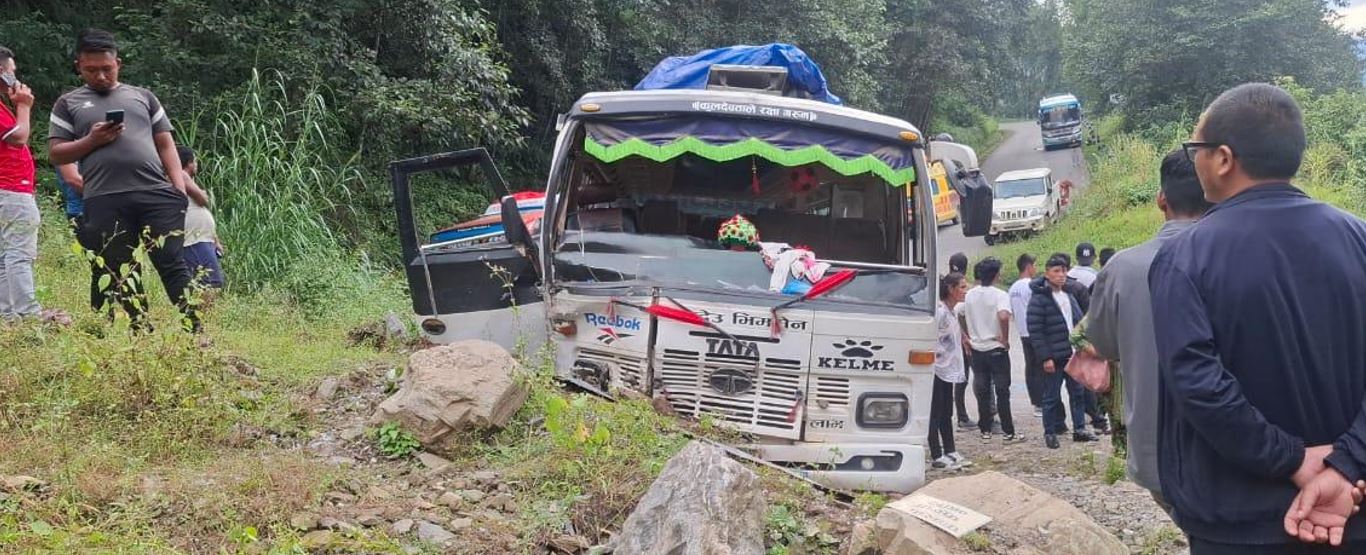 पाँचकिलोमा बस दुर्घटना, २० जना घाइते