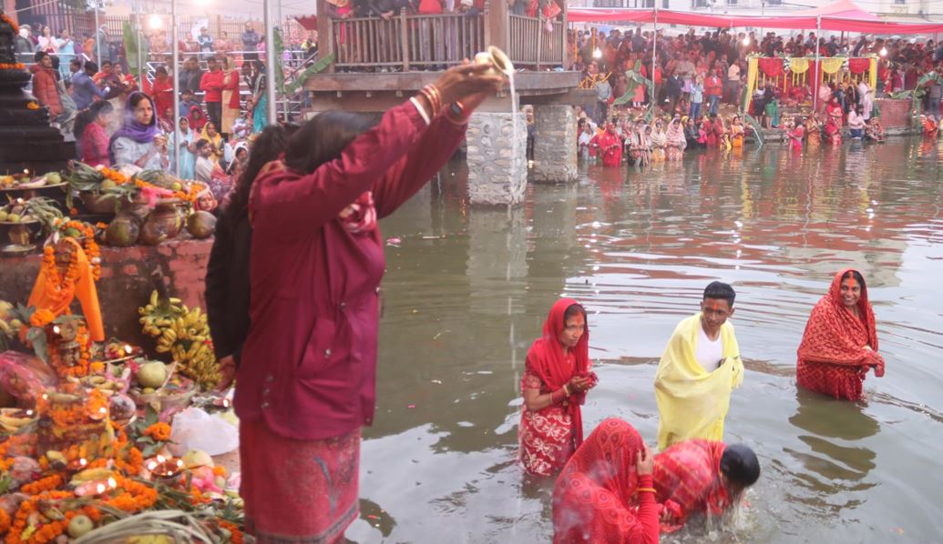 उदाउँदो सूर्यलाई अर्घ दिइयो
