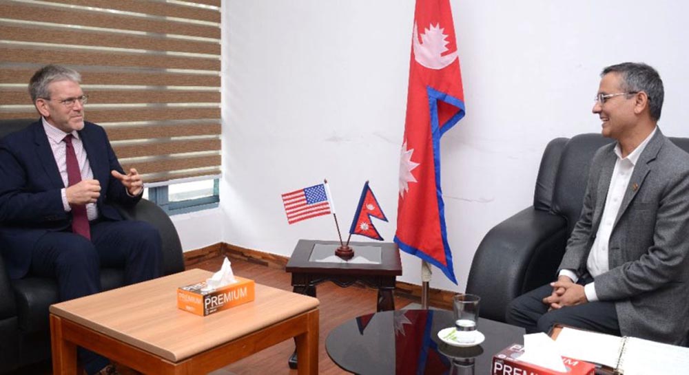 गृहमन्त्री अर्यालसँग अमेरिकी राजदूत थम्पसनको भेटवार्ता
