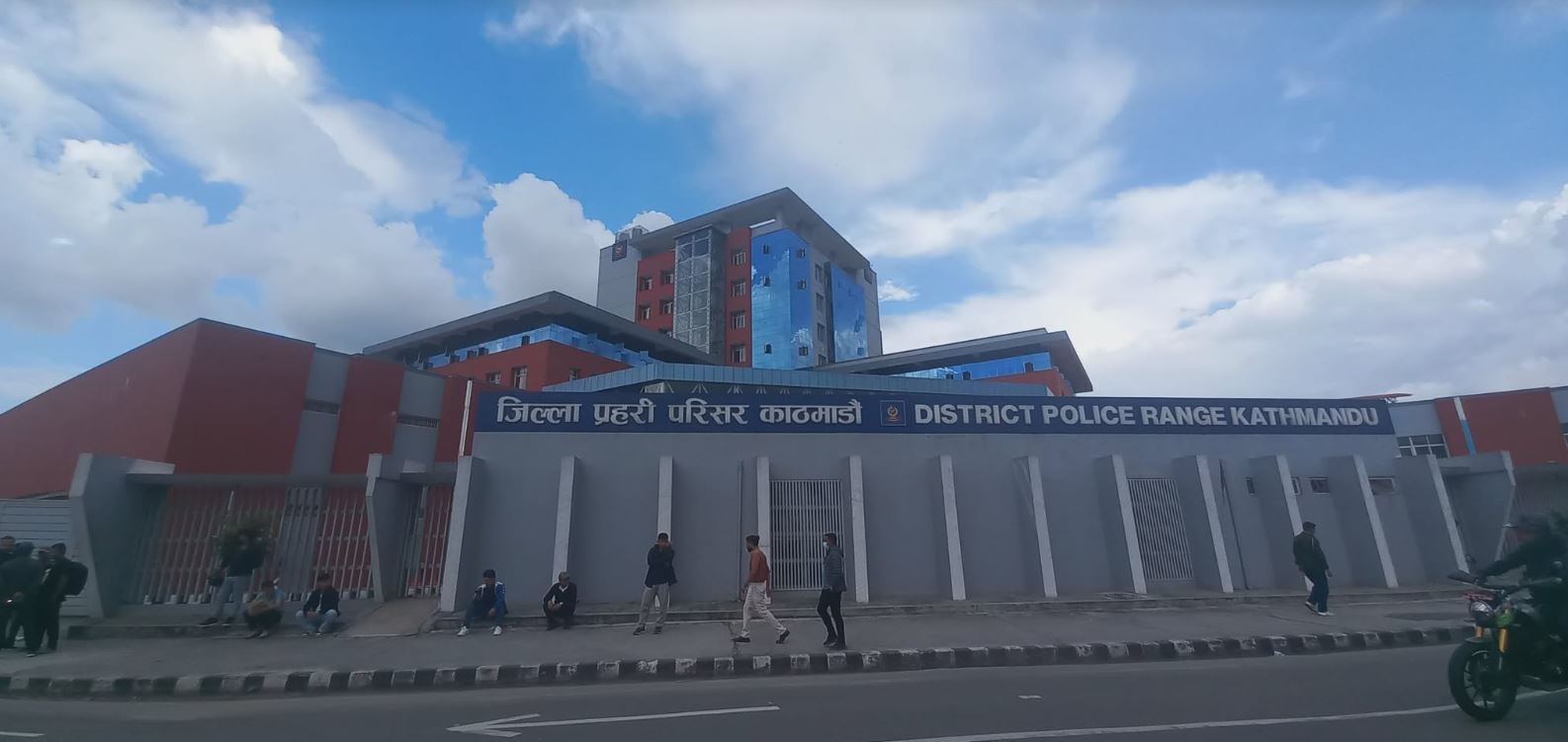 ओली र लेखकविरुद्ध जाहेरी लिएर प्रहरीले छानबिन आयोग पठायो