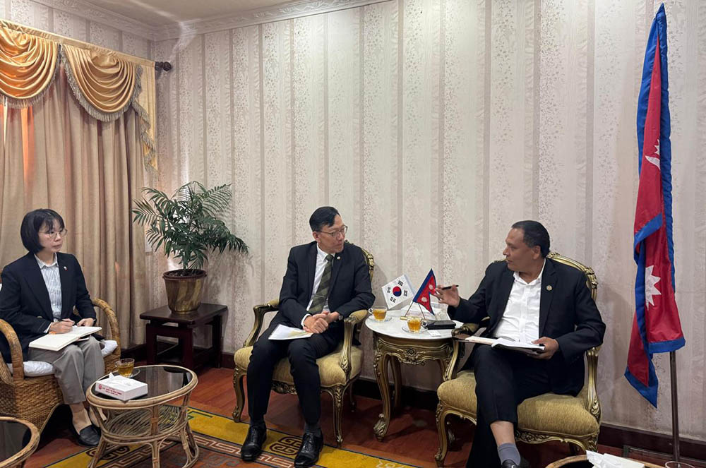 मन्त्री घिसिङ र कोरियाली राजदूत ताइयोङबीच भेटवार्ता