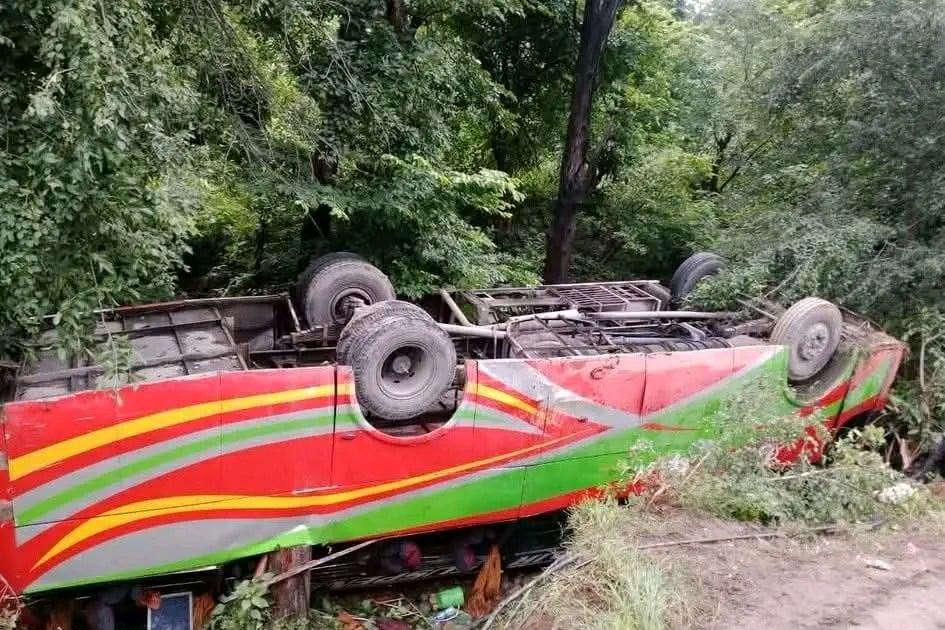 धनगढीबाट काठमाडौं आउँदै गरेको बस दुर्घटना: १ जनाको मृत्यु, ३६ घाइते