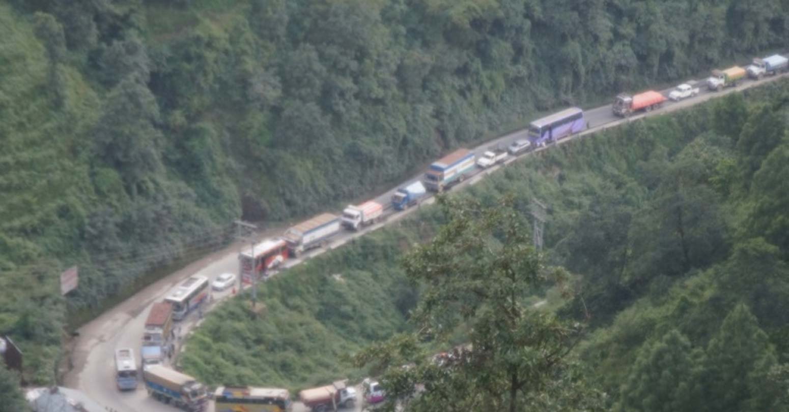 नागढुंगामा रोकिएका सवारी साधनलाई पठाउन सुरू