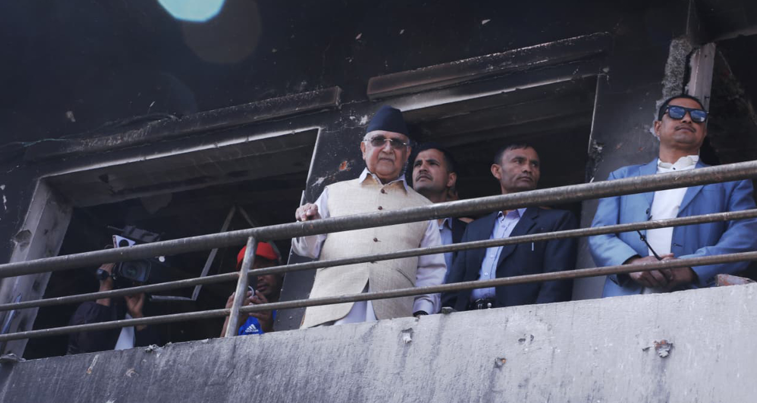 जलेको घरमा केपी ओली (तस्बिरहरू)