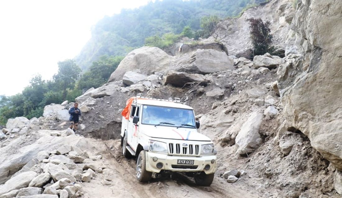 मनाङका सडक रातिमा बन्द