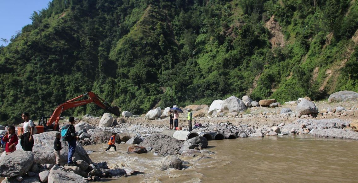 बाढीले क्षति पुर्याएको रोशी खोलामा ह्युमपाइप हालेपछि डाँडापारिको यातायात सञ्चालन 