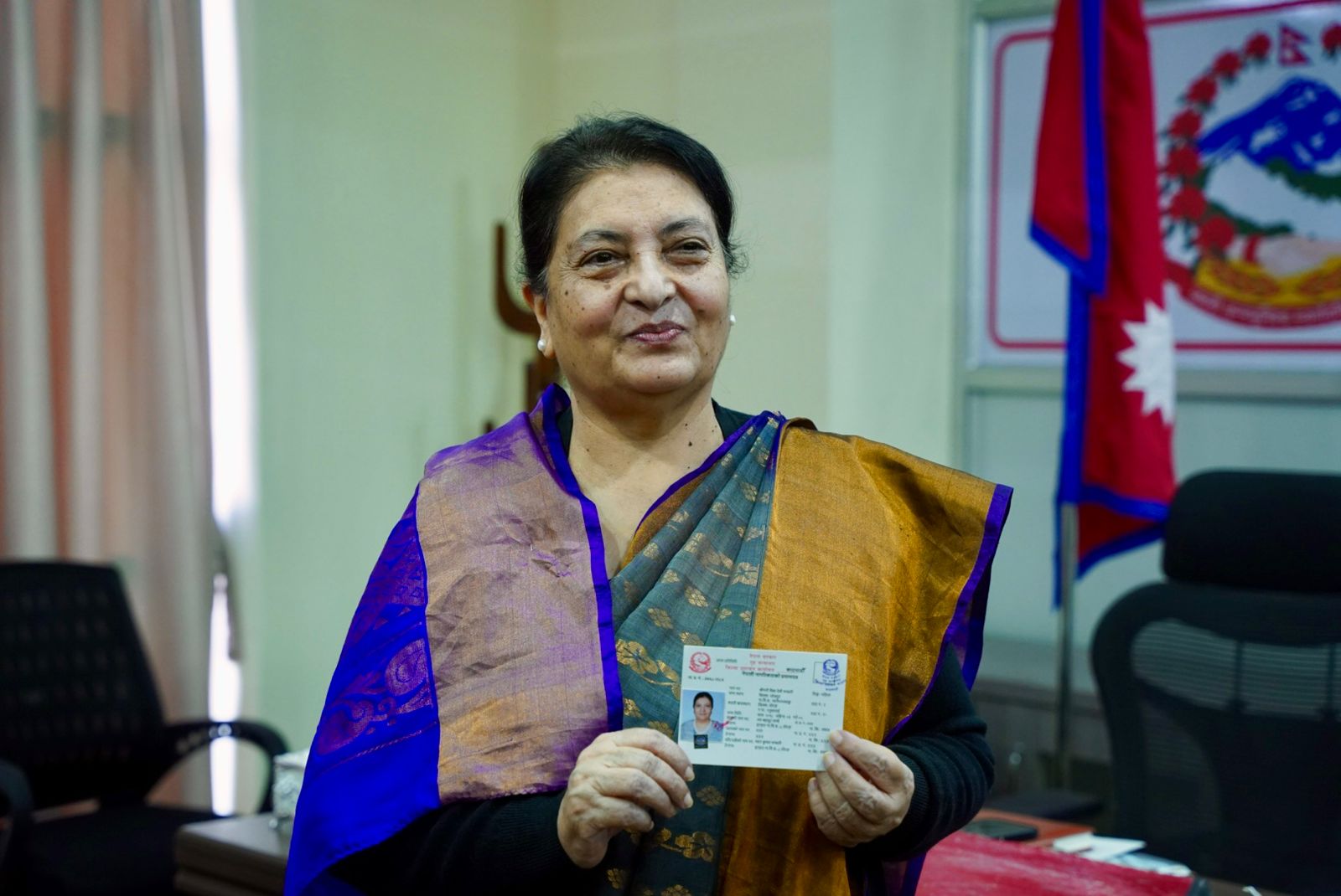 पूर्वराष्ट्रपति भण्डारीले लिइन् आफ्नो नागरिकताको प्रतिलिपि (फोटो फिचर)