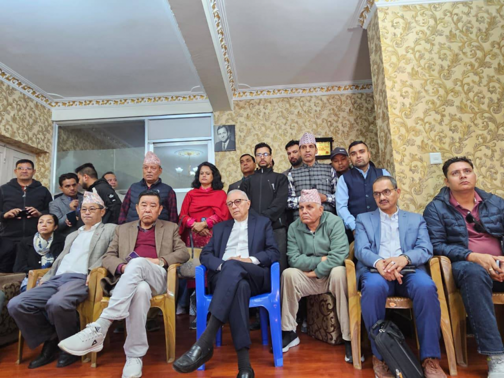 शेखर कोइरालाले गरे आफूनिकट जिल्ला सभापतिहरूसँग छलफल