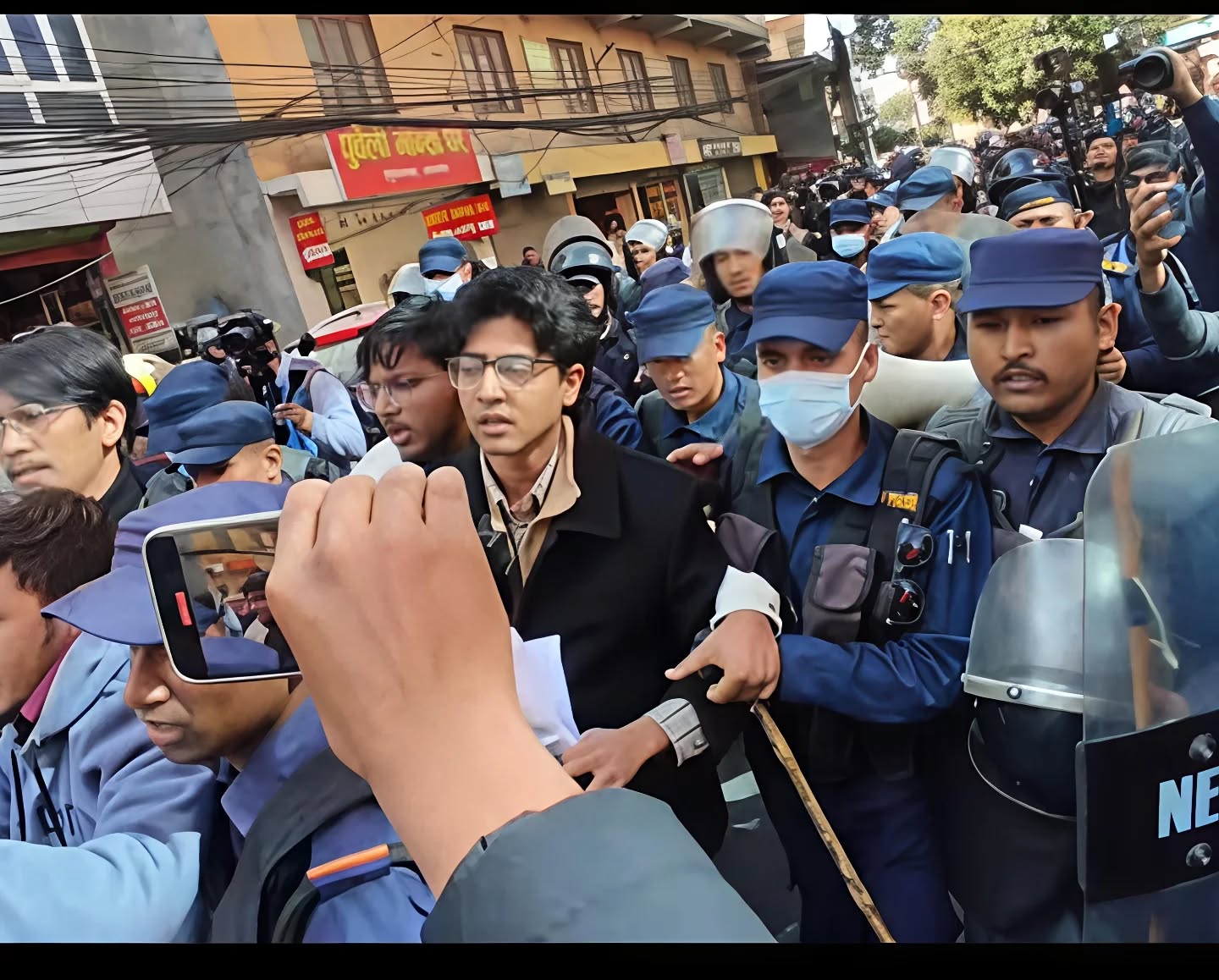 सिंहदरबार छिर्न खोजेका जेन जीलाई प्रहरीले लखेट्यो