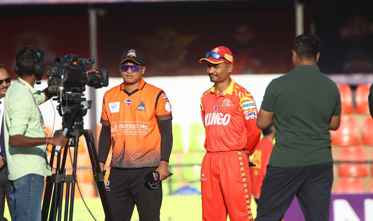 चितवनविरुद्ध लुम्बिनी लायन्सले बलिङ गर्ने