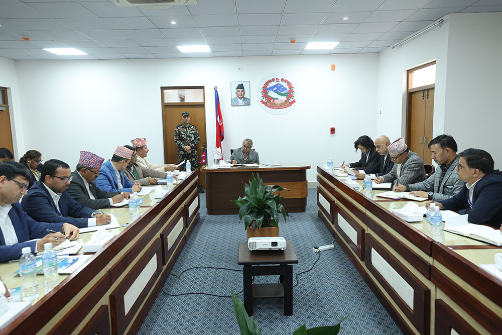 प्रधानमन्त्री कार्कीको निर्वाचनको तयारी बारे आयोगका पदाधिकारीहरूसँग छलफल