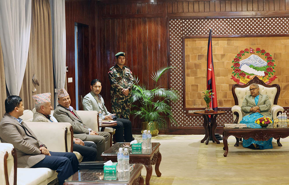 प्रधानमन्त्री कार्की र एमाले नेताहरुबीच बालुवाटारमा छलफल जारी