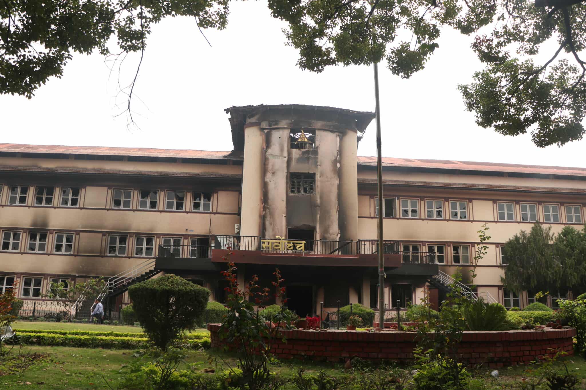 सर्वोच्च अदालतमा आगजनी र तोडफोड गर्ने दुई जना पक्राउ