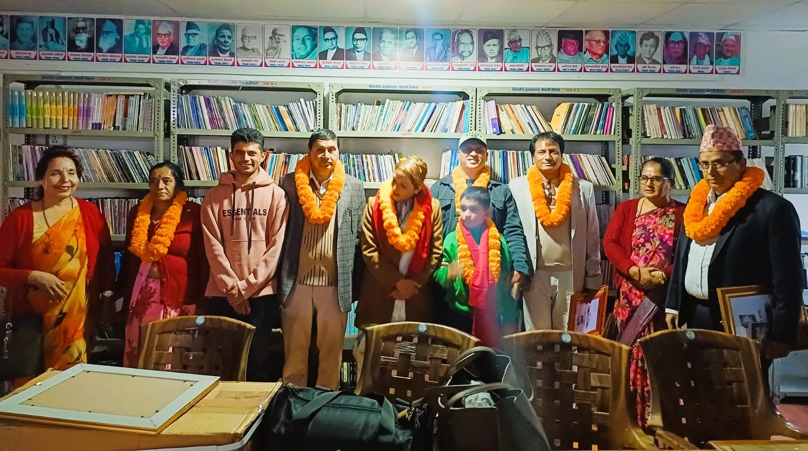 मेरी संजीवनी पोखराबाट सार्वजनिक, स्रष्टा र सम्पादकले गरे पुस्तक हस्तान्तरण