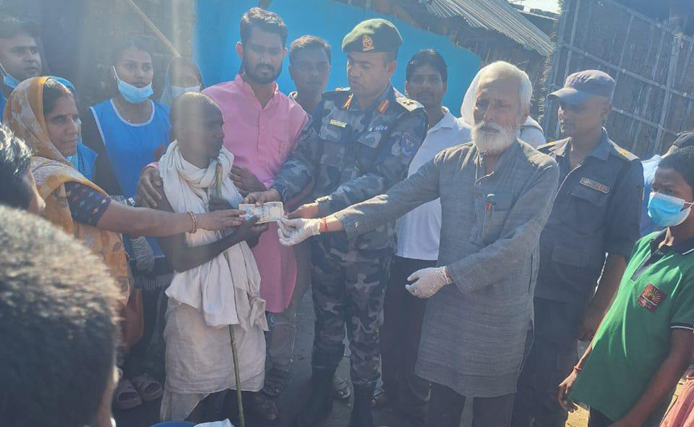 झाडापखाला पीडित परिवारलाई सशस्त्र प्रहरीबाट सहयोग रकम हस्तान्तरण