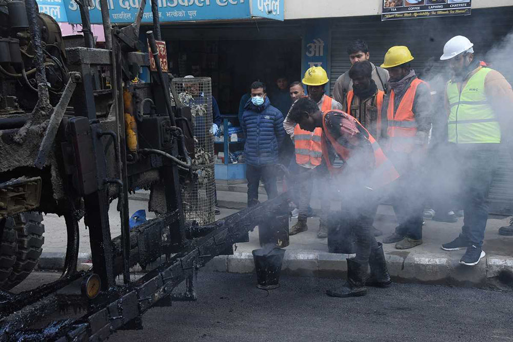 काठमाडौं महानगरमा धुलोरहित सडक कार्यक्रमअन्तर्गत करिब ८ किलोमिटर सडकमा काम हुँदै