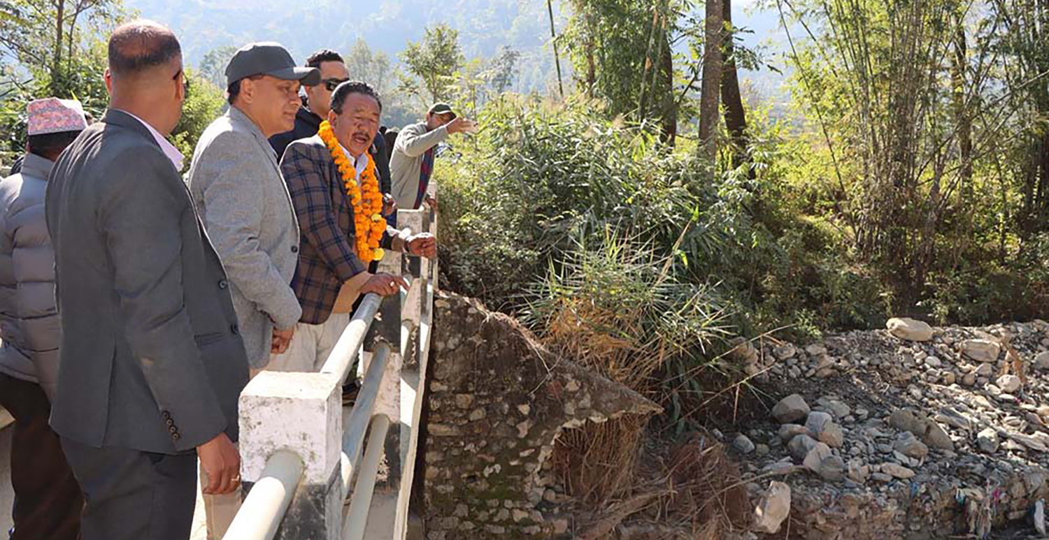 मन्त्री घिसिङले गरे विपद् प्रभावित रोशी क्षेत्रको अनुगमन